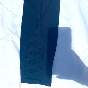 Lululemon crop leggings with crisscross stitching in bottom of leg size 6